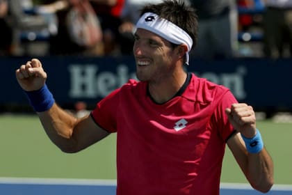 Leo Mayer y su festejo tras el triunfo en el debut