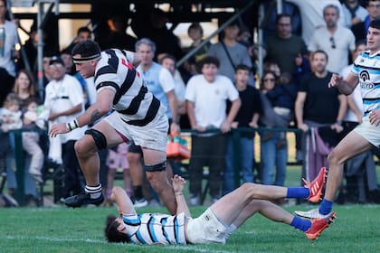 Leo Mazzini, autor de un try en el último clásico, en pleno ataque del CASI, que necesita una victoria