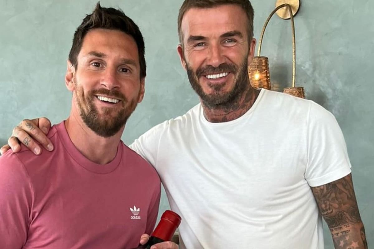 Leo Messi con el regalo que le entregó David Beckham