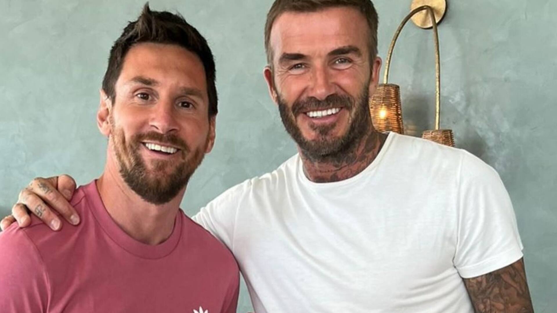 Leo Messi con el regalo que le entregó David Beckham