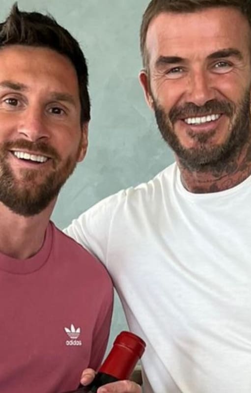 Leo Messi con el regalo que le entregó David Beckham