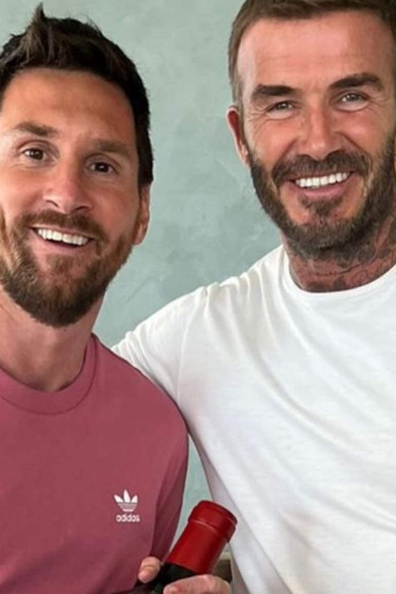 Leo Messi con el regalo que le entregó David Beckham
