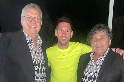Leo Messi con Los Palmeras, durante su visita a la Argentina para pasar las fiestas
