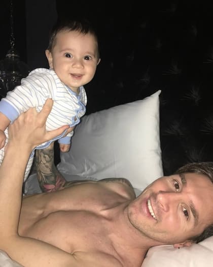 Leo Messi con un pequeño Mateo en brazos (Foto: Instagram @antonelaroccuzzo)