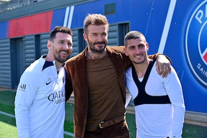 Leo Messi, David Beckham y Marco Verratti posan después de una sesión de entrenamiento de PSG, el 27 de abril de 2023: una premonición