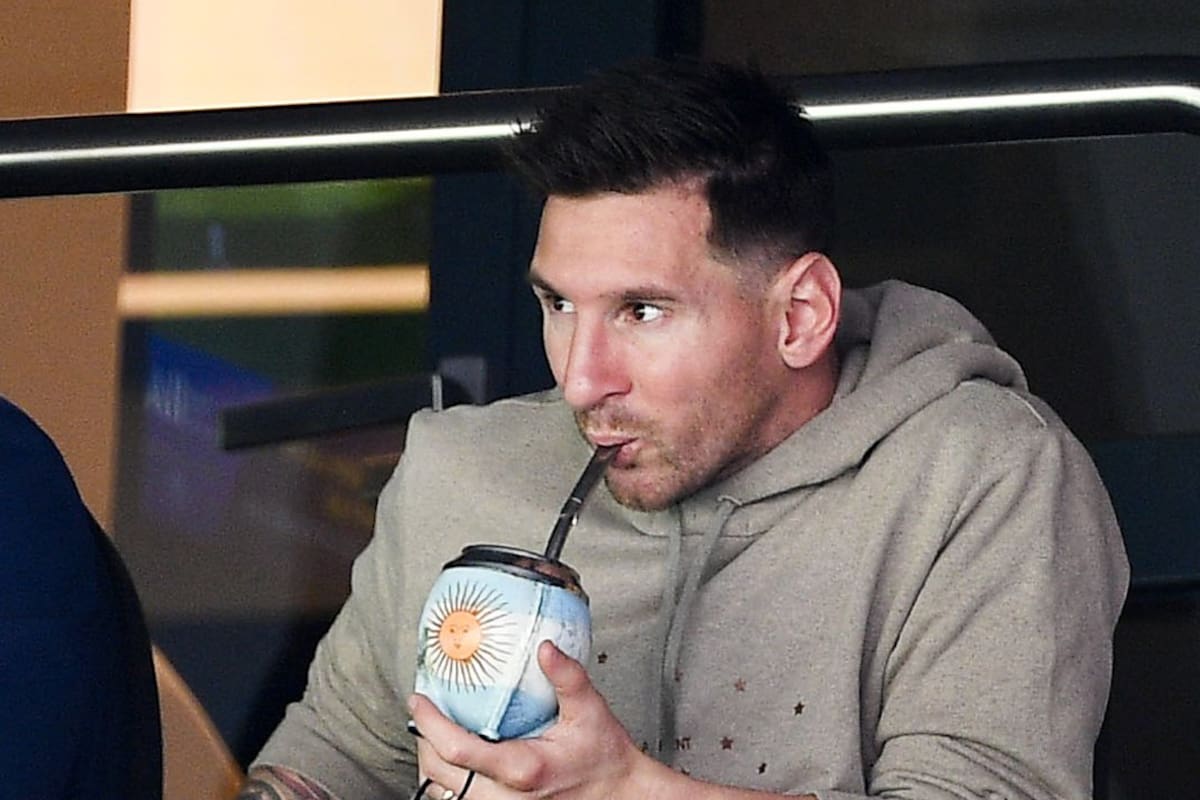 Messi con su mate, desde la tribuna