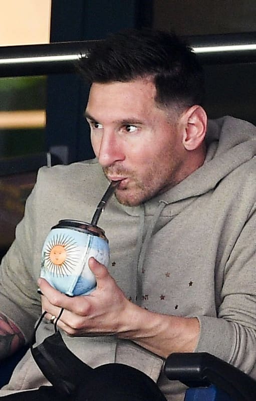 Messi con su mate, desde la tribuna