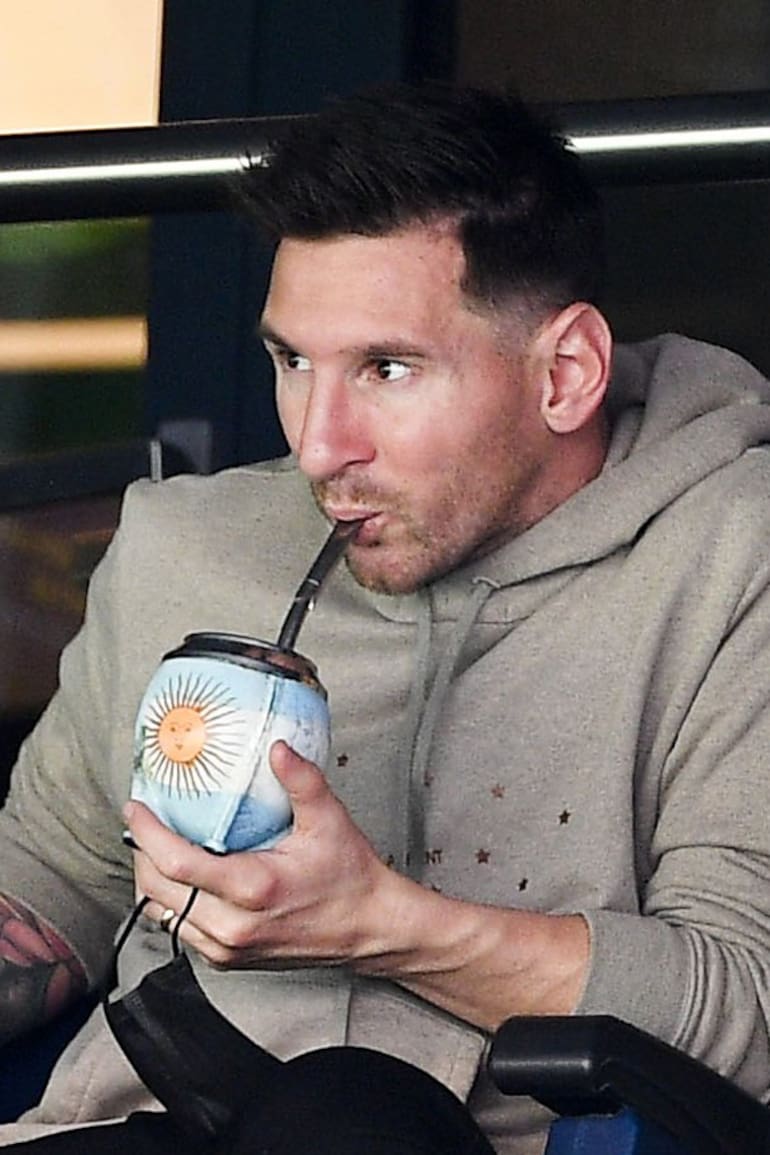 Messi con su mate, desde la tribuna
