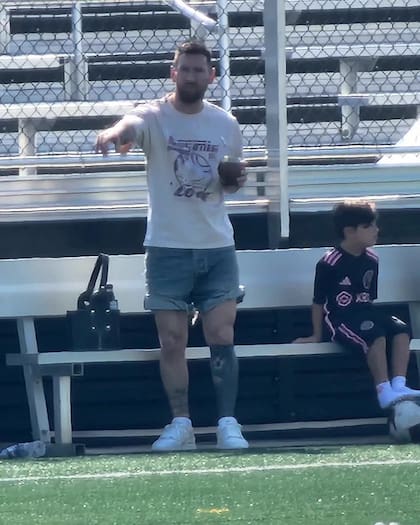Leo Messi en "modo DT" durante el entrenamiento de Thiago con la Sub 12 de la Academia Inter Miami CF (Foto: Twitter @M30Xtra)