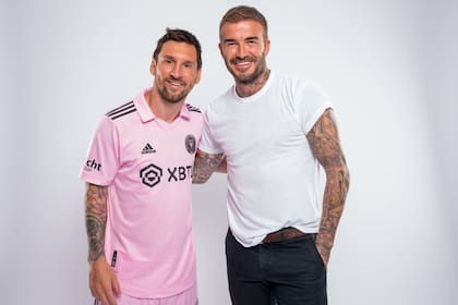 Leo Messi firmó su contrato y posó con David Beckham, el gran artífice de su llegada
