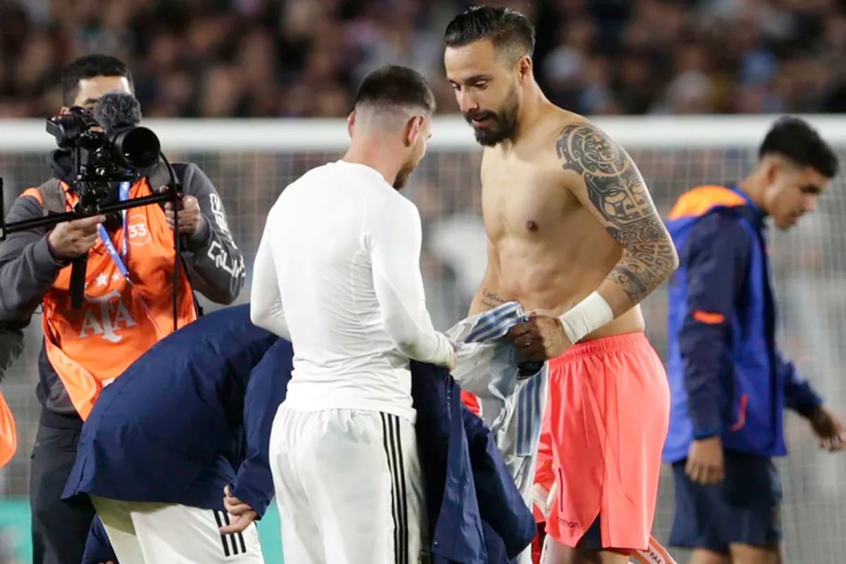 Leo Messi intercambió su camiseta después del triunfo de Argentina ante Ecuador por las Eliminatorias