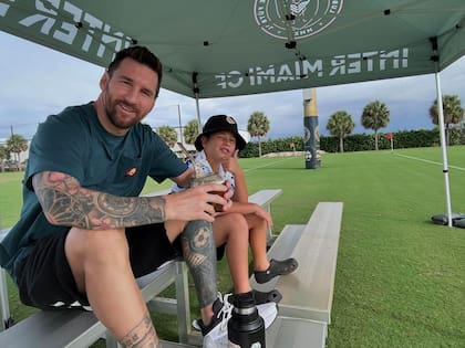Leo Messi junto a Mateo en el partido de Thiago