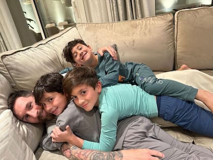 Leo Messi junto a sus tres hijos Mateo (8), Thiago (11) y Ciro (5)