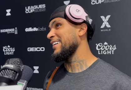 Leo Messi les regaló a sus compañeros auriculares customizados con los colores del Inter Miami y el logo (Foto: Captura YouTube Miami Fútbol Total)