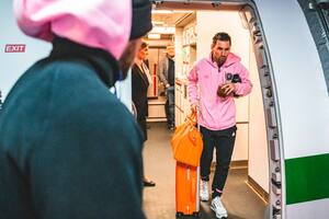 Leo Messi llegó a Japón y un detalle en su valija llamó la atención de todos