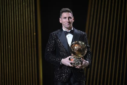 Leo Messi posa con su séptimo Balón de Oro, en 2021