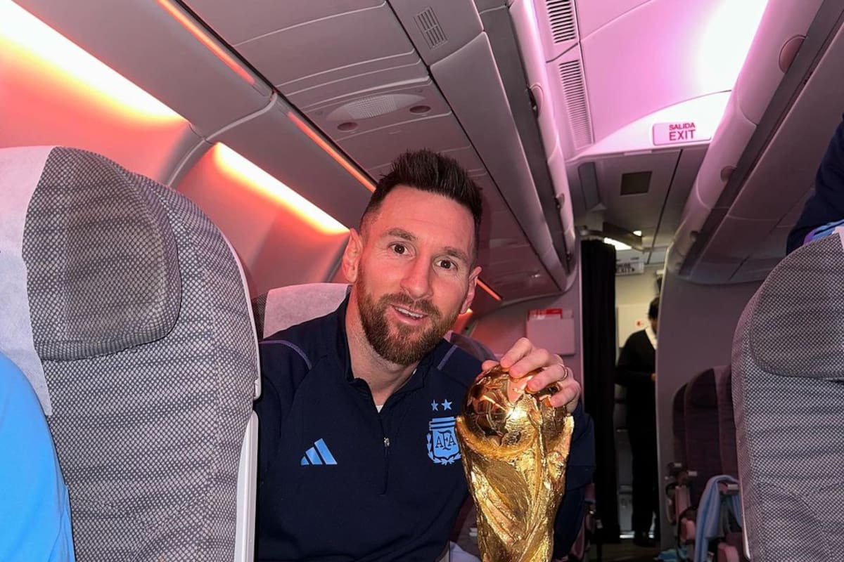 Leo Messi posó feliz con la Copa en la vuelta de la selección a la Argentina (Foto: Instagram @leomessi)