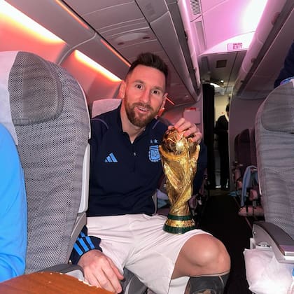 Leo Messi posó feliz con la Copa en la vuelta de la selección a la Argentina (Foto: Instagram @leomessi)