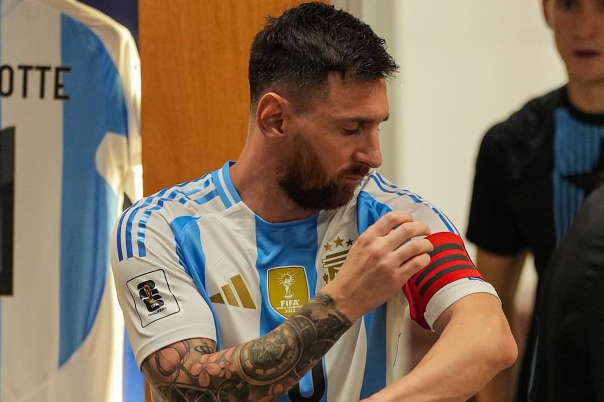Leo Messi se ajusta la cinta de capitán antes de salir a la cancha a jugar con la selección