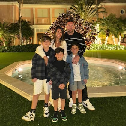 Leo Messi se reencontró con su esposa y sus tres hijos (Foto: Instagram @leomessi)