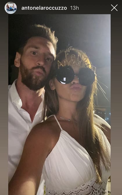 Leo Messi y Antonela Roccuzzo celebrando el fin de año