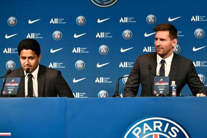 Leo Messi y Nasser Al-Khelaifi, presidente de PSG, en la presentación del argentino; la química no funcionó.