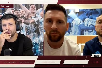 Leo Messi y Papu Gómez escuchan atentamente hablar a Kun Agüero sobre su estado de salud