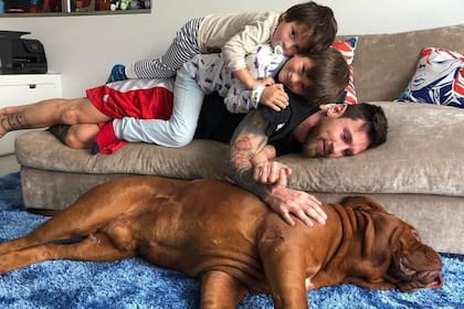 Leo Messi y sus hijos junto a su perro Hulk