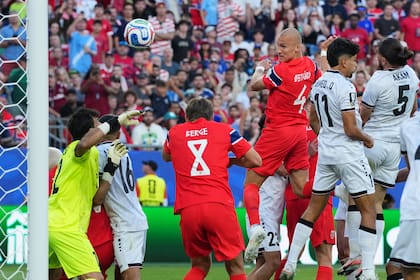 Leo Oestigard, de Noruega, anota el tercer tanto de su selección ante Irak en un duelo mundialista disputado el martes 16 de junio de 2026 en Foxborough, Massachusetts (AP Foto/Martin Meissner)