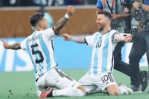 Leo Paredes le dio el primer abrazo a Leo Messi como campeones del mundo