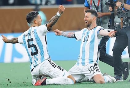Leo Paredes le dio el primer abrazo a Leo Messi como campeones del mundo