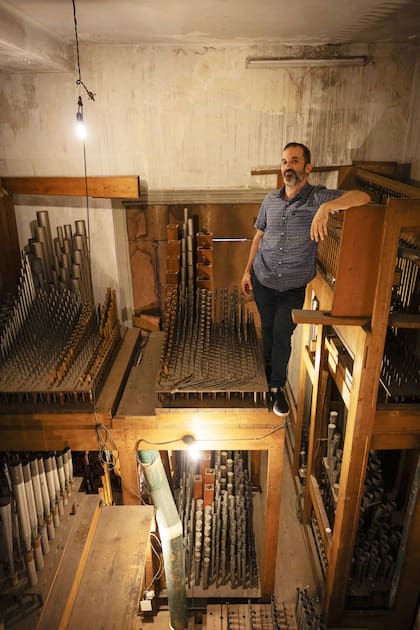 Leo Petroni, en la sala donde están todos los tubos del órgano del Colegio Nacional de Buenos Aires