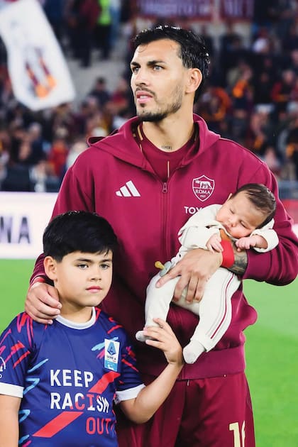 Leo posa con sus
varones, Giovanni y
Lautaro.