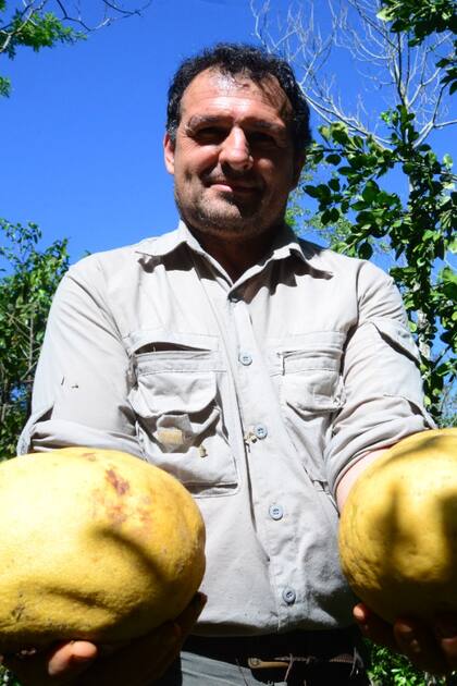 Leo Rangel en su chacra Yasi Yateré, en El Soberbio, Misiones, un gran reservorio de plantas y frutas