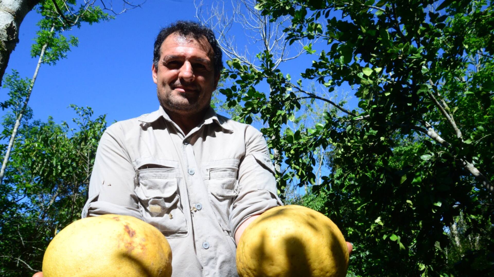 Leo Rangel en su chacra Yasi Yateré, en El Soberbio, Misiones, un gran reservorio de plantas y frutas