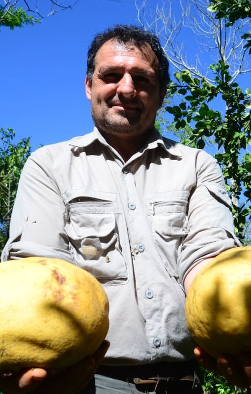 Leo Rangel en su chacra Yasi Yateré, en El Soberbio, Misiones, un gran reservorio de plantas y frutas