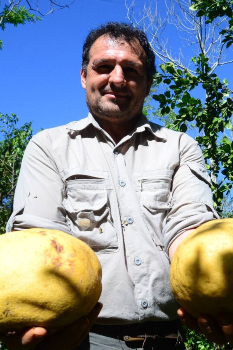 Leo Rangel en su chacra Yasi Yateré, en El Soberbio, Misiones, un gran reservorio de plantas y frutas