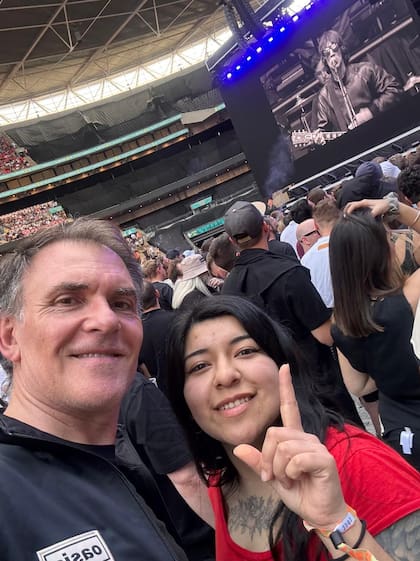 Leo Rodríguez y Camila Aguero, ganadora del concurso LA NACION World Tour.