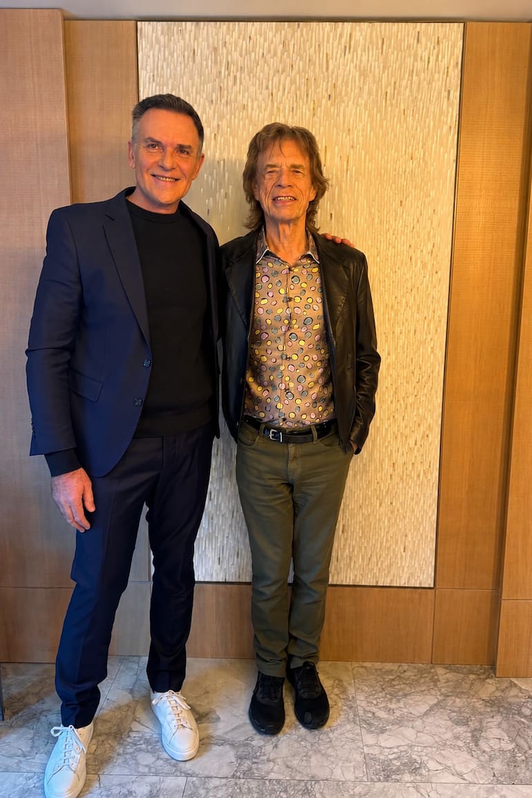 Leo Rodríguez y Mick Jagger tras la entrevista en Londres