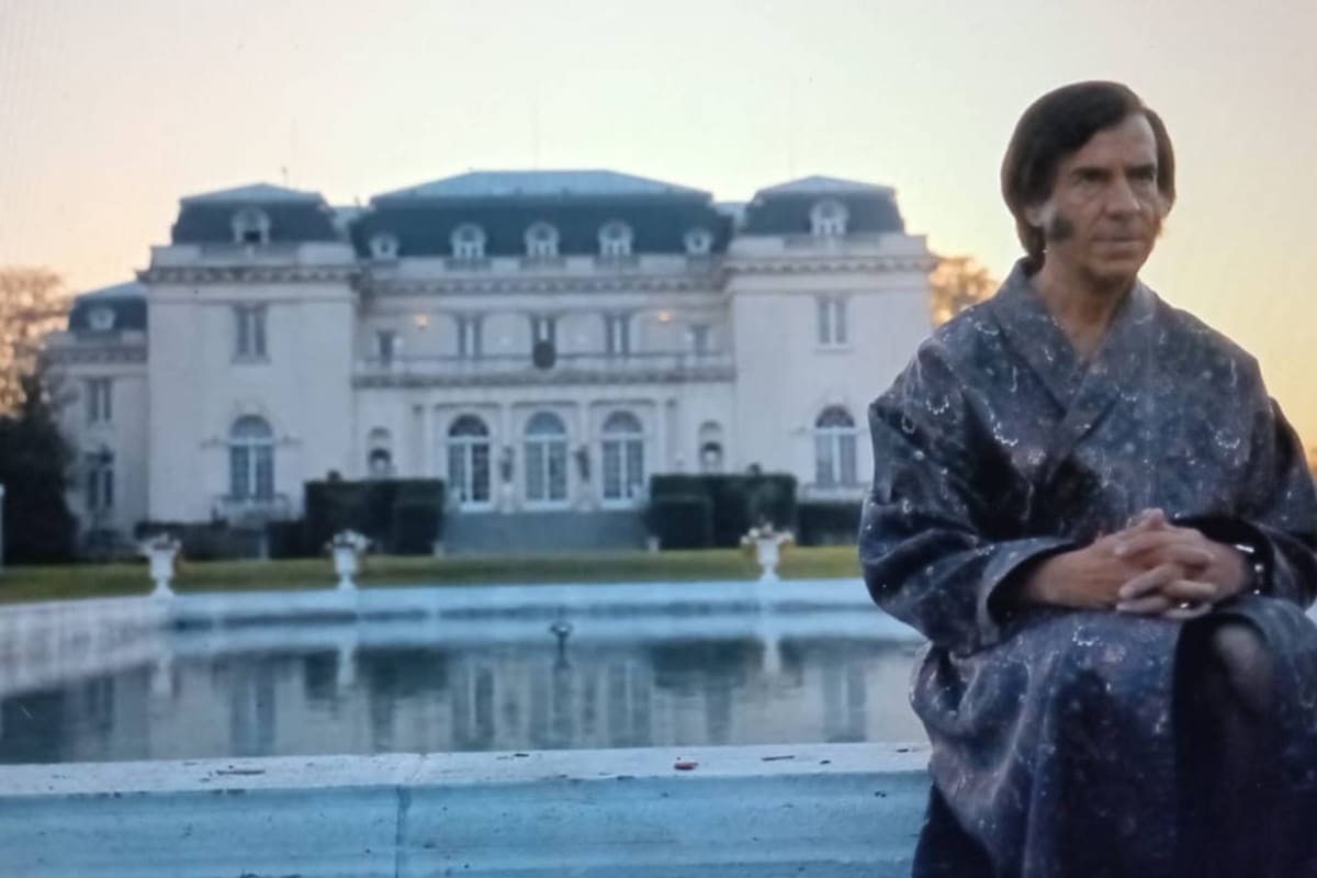 Una escena de Menem, la serie, donde se ve la supuesta residencia de Olivos que, en realidad, es un palacio de la Estancia Abril, en Hudson