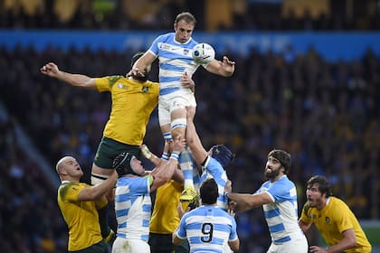 Leo Senatore en las alturas, en la semifinal de la Copa del Mundo 2015 contra Australia