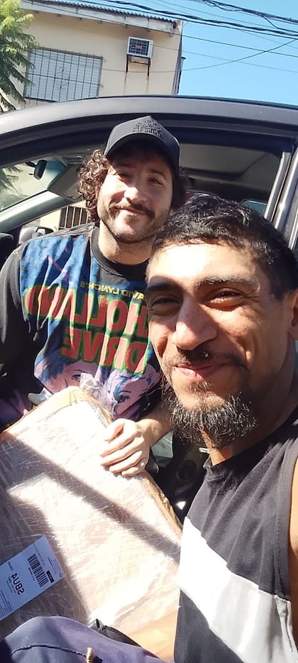 Leo Soria junto a Lucas Poggi en el día que le entregó las cubiertas para la silla de ruedas.