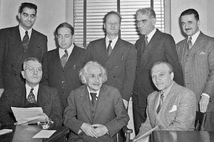 Leó Szilárd (segundo arriba de izquierda a derecha) tuvo una relación cercana con Albert Einstein y formó parte del grupo conocido como los marcianos húngaros por sus aportes al desarrollo científico de EE.UU.
