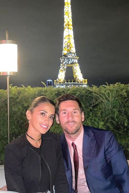 Leo y Antonela blanquearon su romance días antes del Mundial de Sudáfrica 2010. Ella dejó su Rosario natal para apostar a su historia de amor con el futbolista.