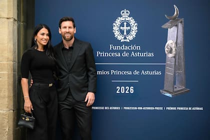 Leo y Antonela, felices en Oviedo, antes de la premiación