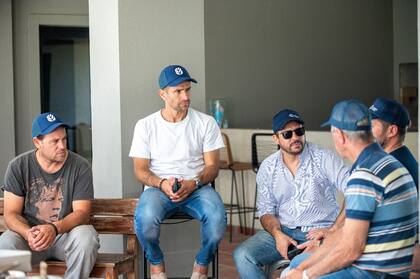 Leo y Daniel Ponzio, junto al equipo que los acompaña en el campo