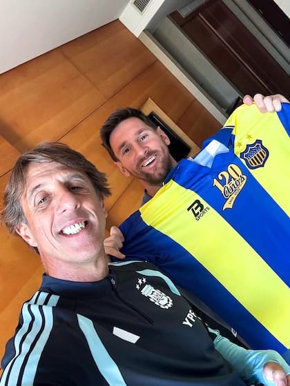 Leo y Luis Marin, preparador físico de la selección argentina (Foto: @evertonlaplataoficial)
