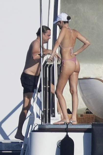 Leo y su novia Vittoria, en Saint Tropez. Varios medios europeos, como el Daily Mail, aseguran que el actor luce más delgado porque está tratandode “mantenerse saludable y en forma para seguirle el ritmo a la top model”.