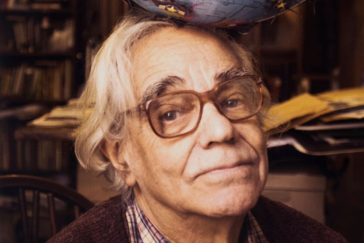 León acumulaba en su taller objetos diversos, como cucarachas de plástico, para crear gran parte de sus obras