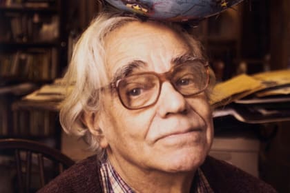 León acumulaba en su taller objetos diversos, como cucarachas de plástico, para crear gran parte de sus obras